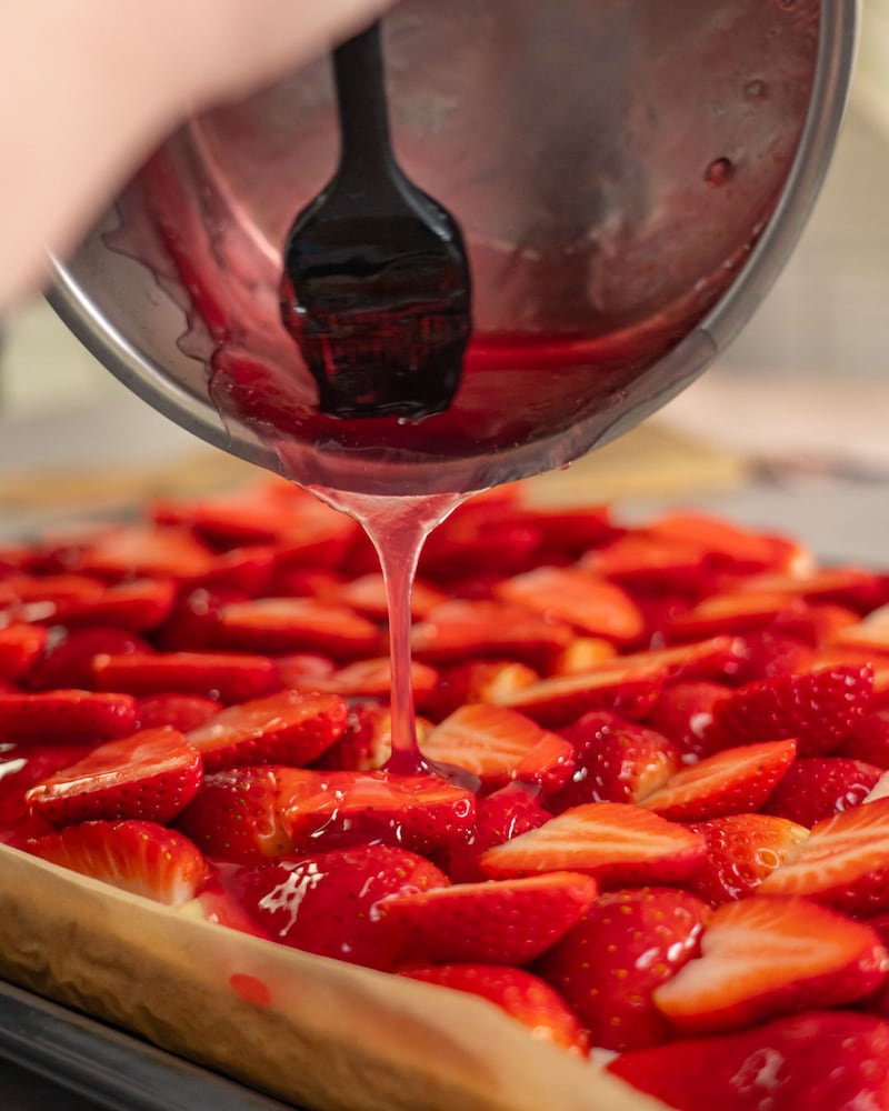 Dieses Bild zeigt wie die Gelatine auf den Kuchen gegeben wird.