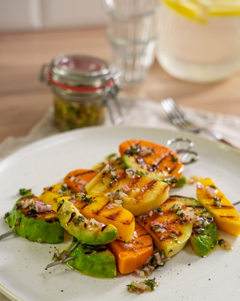 Süßkartoffel-Spieße mit Grillkäse, Avocado und Mango