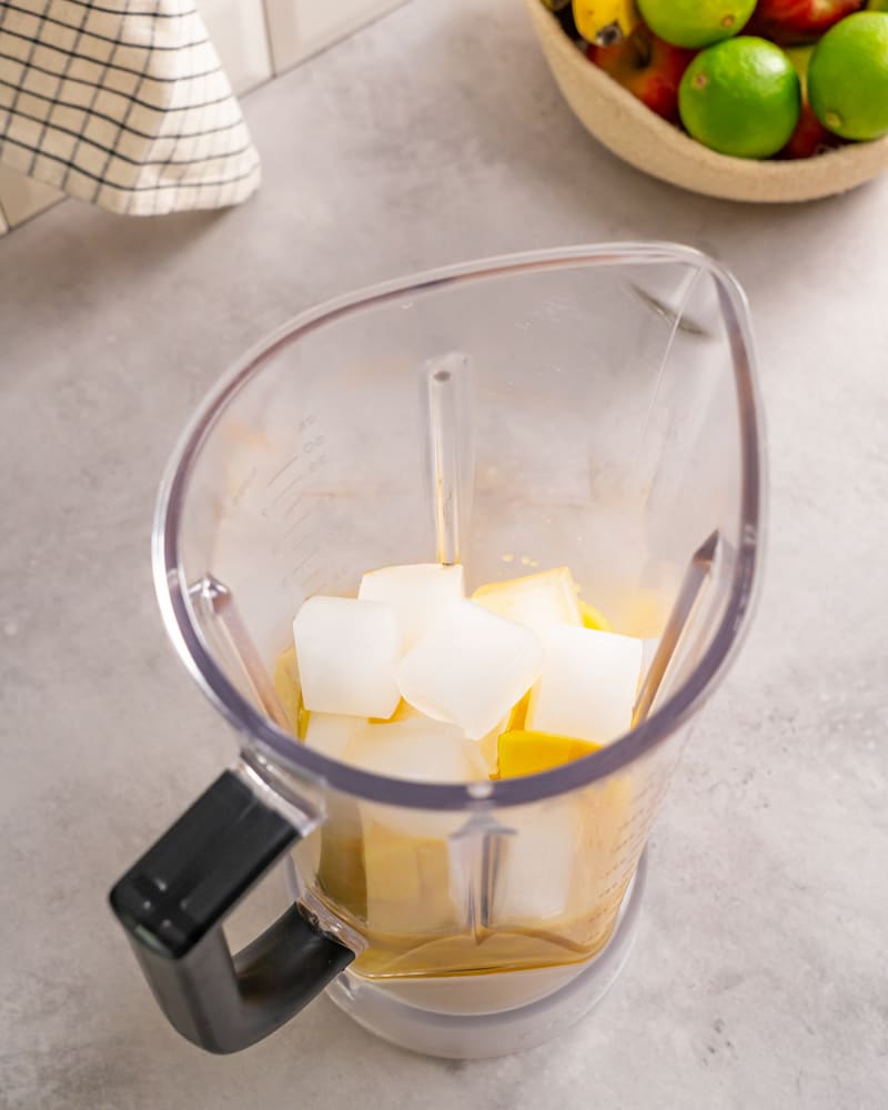 Dieses Bild zeigt die Mango und die Eiswürfel im Mixer.