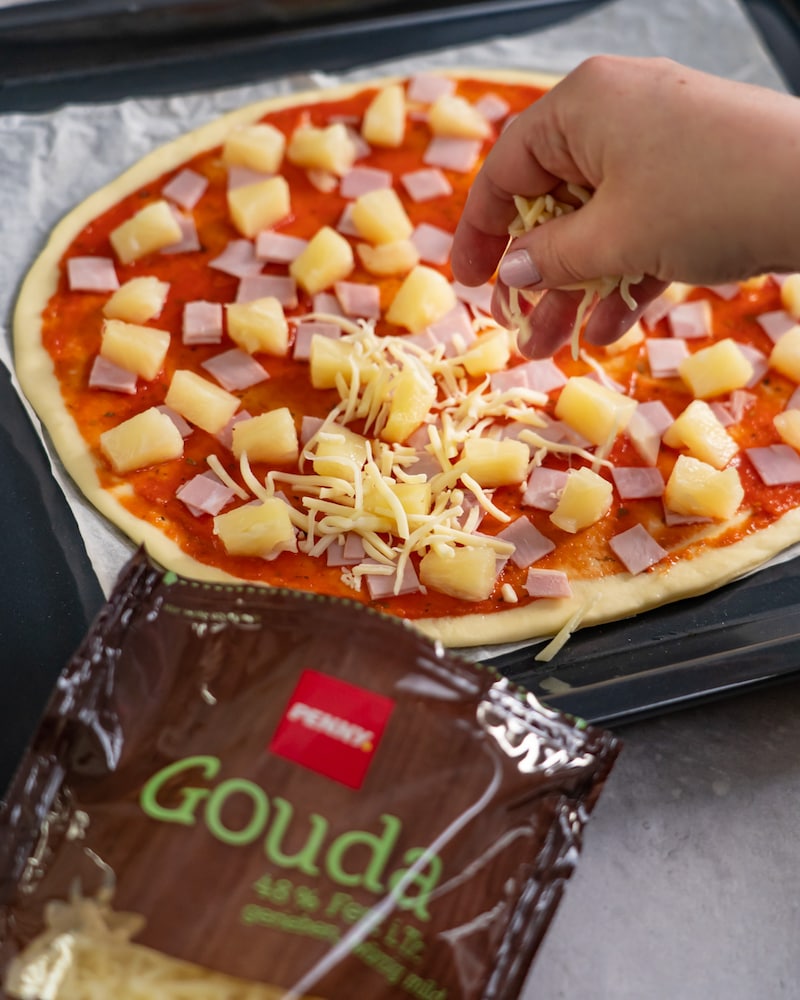 Dieses Bild zeigt wie Gouda dazugegeben wird.