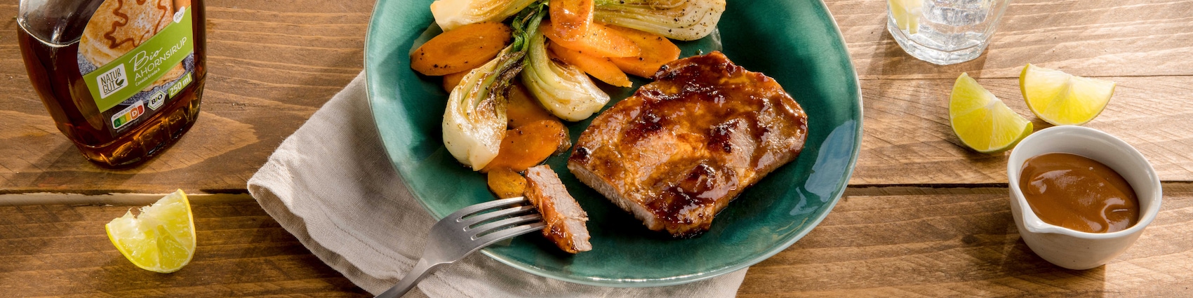 Dieses Bild zeigt unser krosses Asia-Steak mit Pak Choi.