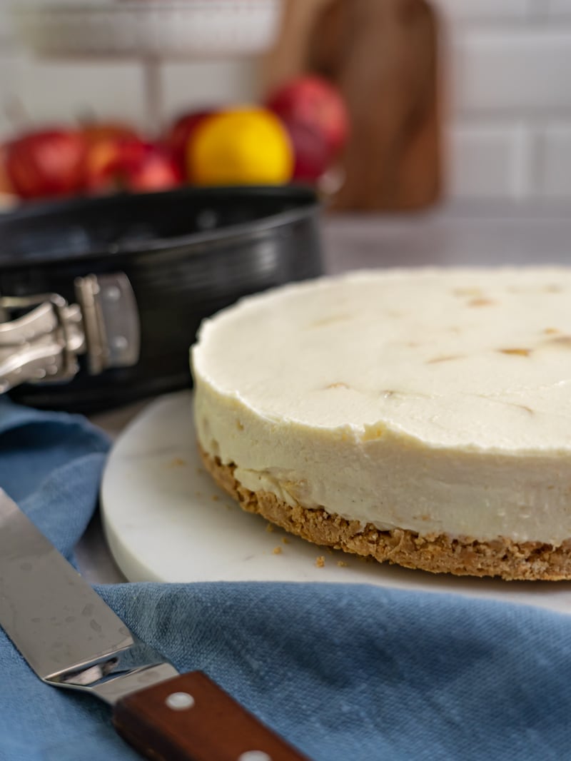 Dieses Bild zeigt wie der Kuchen auf eine Platte gegeben wird.