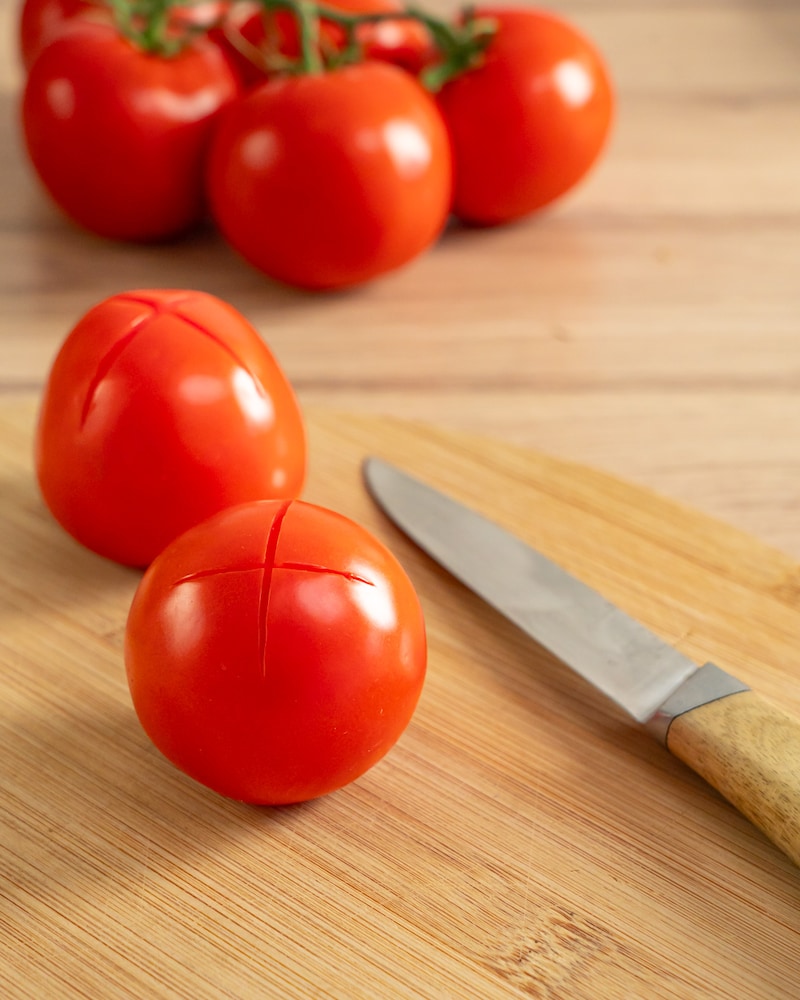 Dieses Bild zeigt wie die Tomaten geschnitten werden.