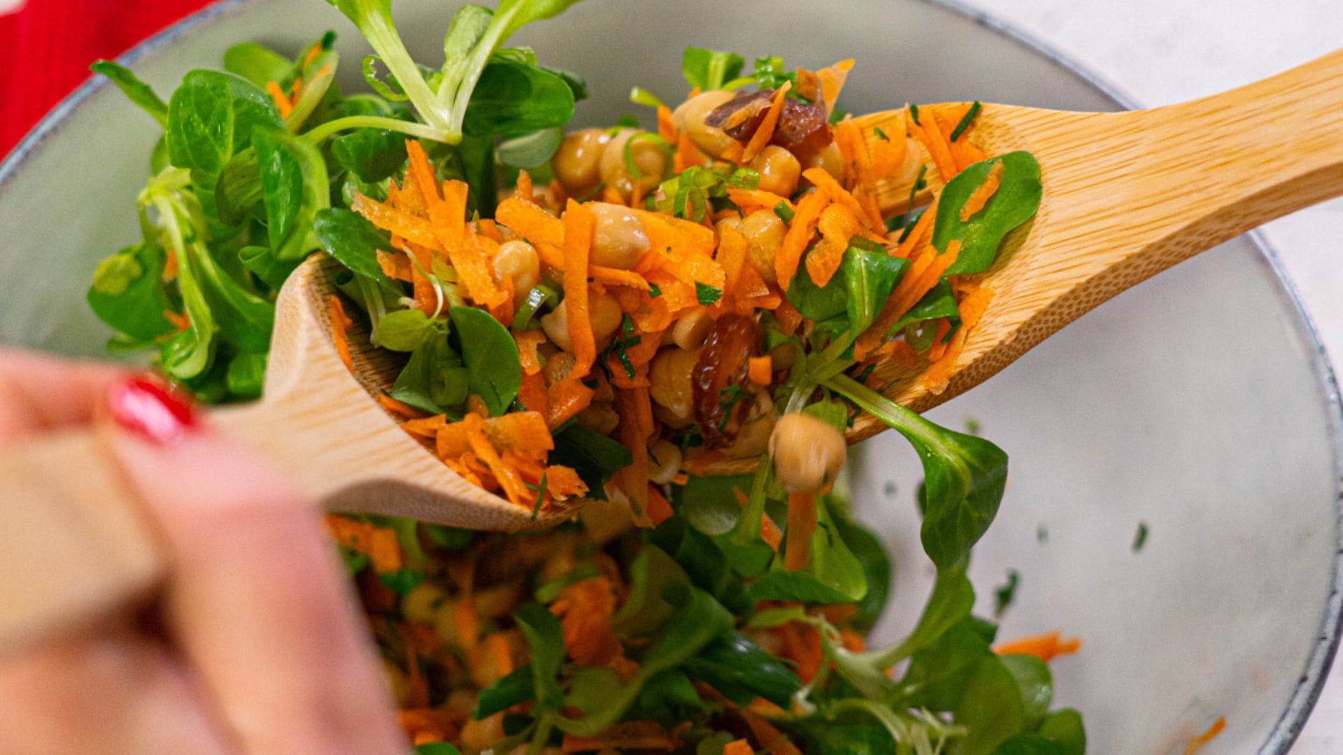 Marokkanischer Kichererbsensalt, der zubereitet wird