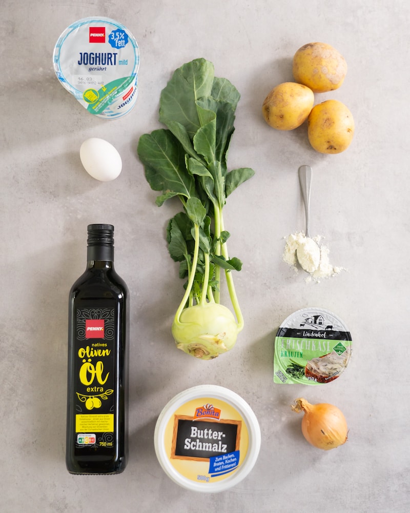 Dieses Bild zeigt alle Zutaten für die Kohlrabi-Puffer.