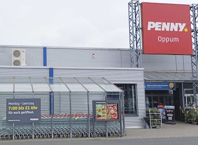 Sie sehen den Eingang vom Penny Markt Krefeld – Oppum Hafelsstr. 239