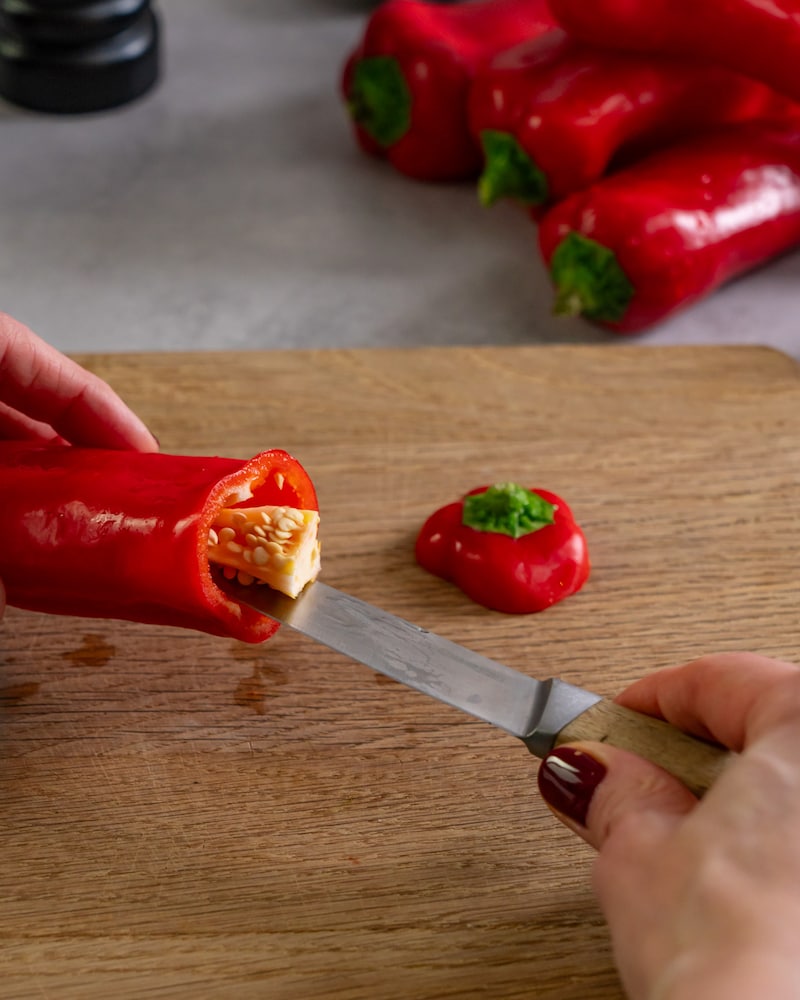 Dieses Bild zeigt wie die Paprika geschnitten wird.