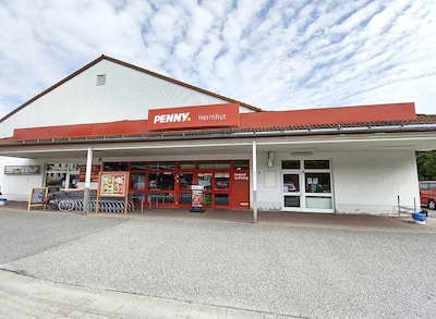 Sie sehen den Eingang vom Penny Markt in Herrnhut Loebauer Str. 45