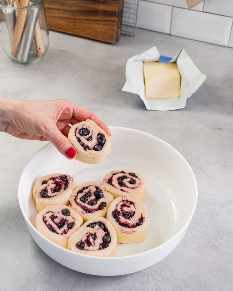 Dieses Bild zeigt wie die Schnecken in eine Backform gegeben werden.