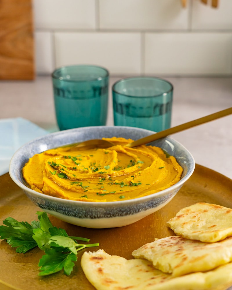 Dieses Bild zeigt das fertige Kürbis-Hummus mit Fladenbrot.