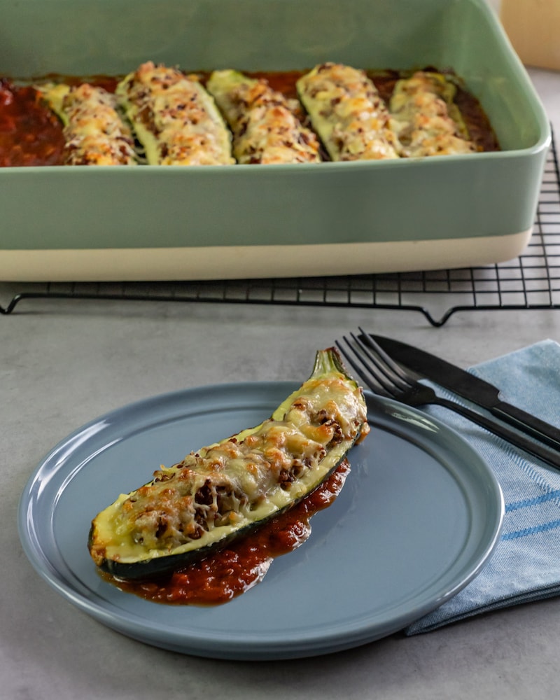 Das Bild zeigt wie die Zucchini angerichtet wird.