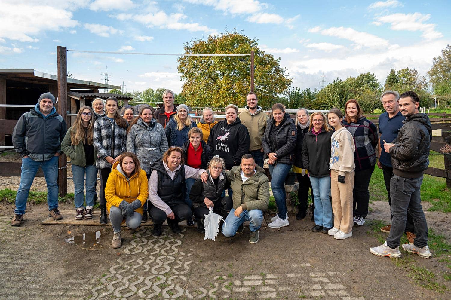 Gruppenbild der Mitglieder draussen vor Tiergehegen