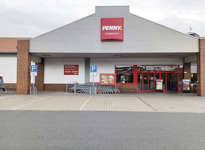 Sie sehen den Eingang vom Penny Markt in Langelsheim, Lange Strasse 64
