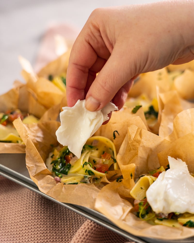 Bunte Nudelnester mit Tomate, Spinat und Burrata