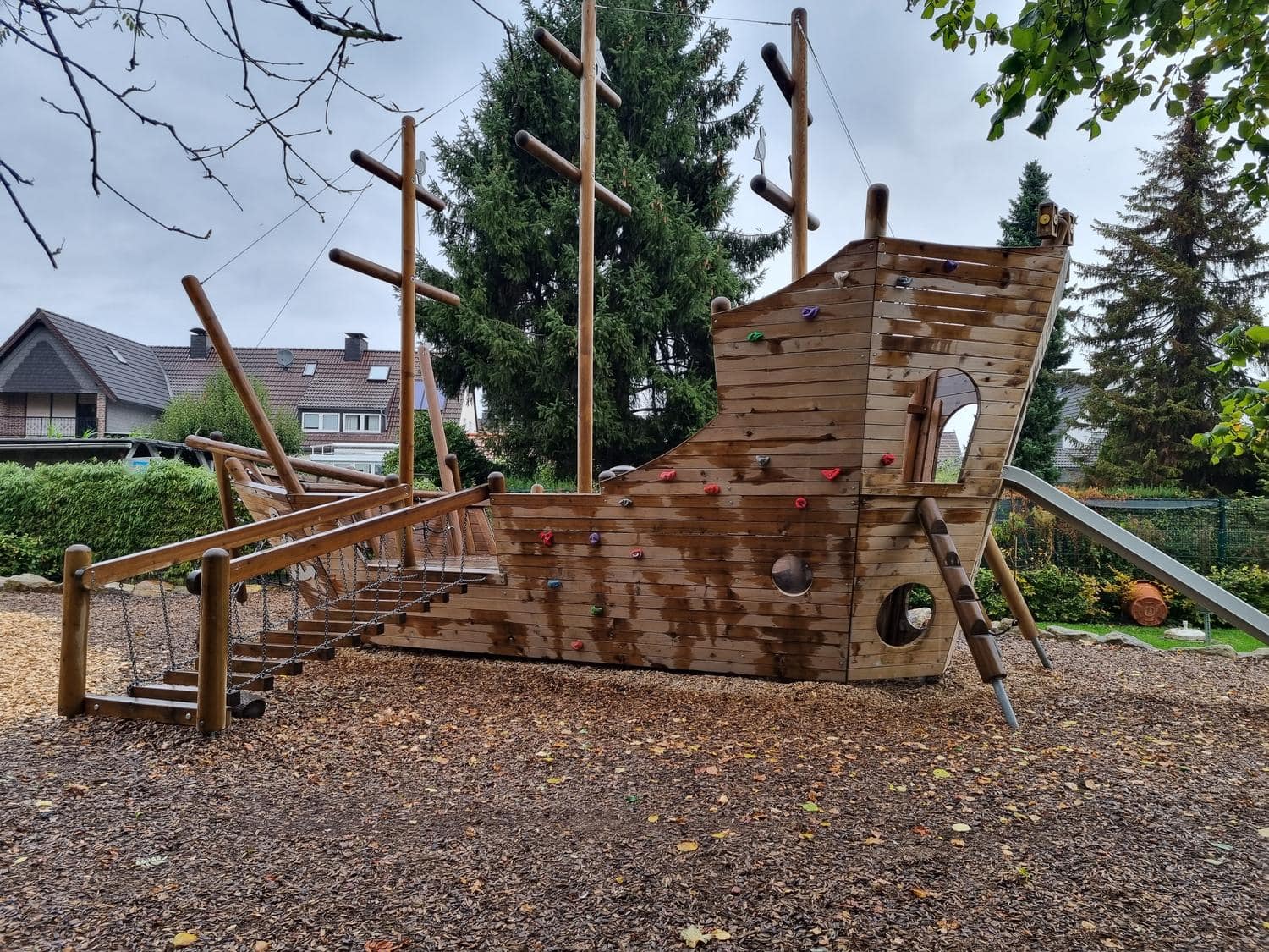 Ein Holzschiff auf einem Spielplatz