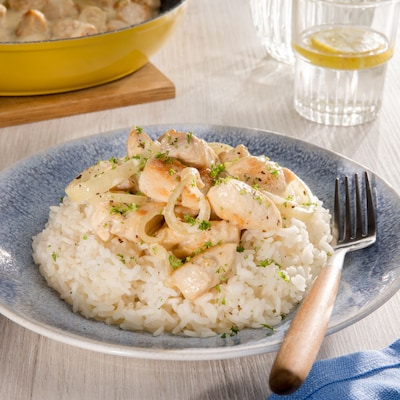 Dieses Bild zeigt das fertige Zwiebel-Sahne-Hähnchen.
