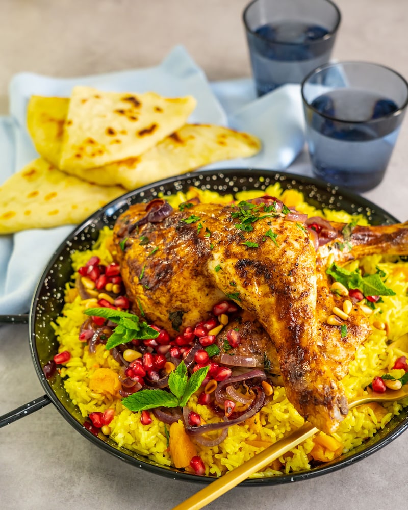 Dieses Bild zeigt das fertige orientalische Pilaw mit Hähnchen.
