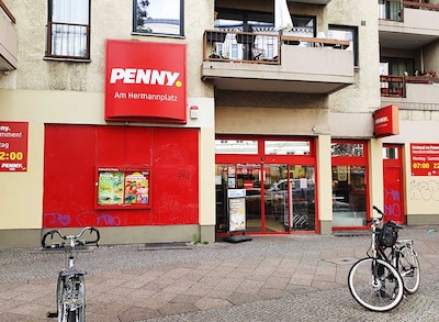 Sie sehen den Eingang vom Penny Markt in Berlin/Neukoelln Kottbusser Damm 66