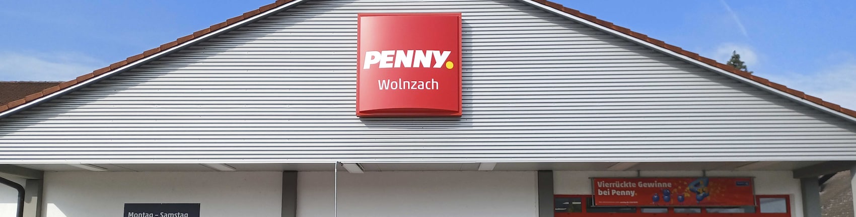 Sie sehen den Eingang vom Penny Markt in Wolnzach Hopfenstrasse 37