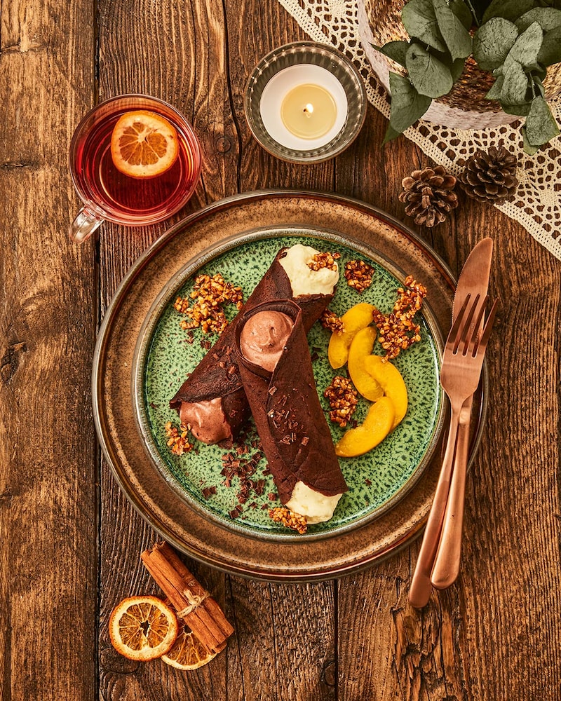 Schoko-Crêpes mit zweierlei Mousse und Krokant
