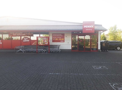 Sie sehen den Eingang vom Penny Markt in Jüterbog Herzberger Str. 37