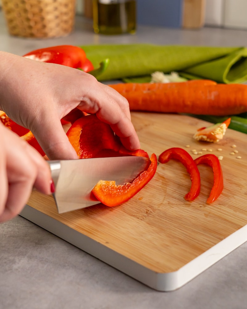 Dieses Bild zeigt wie die Paprika geschnitten wird.