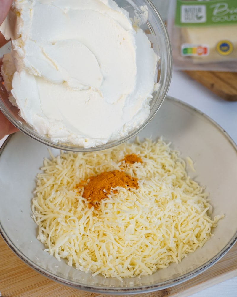 Dieses Bild zeigt wie der Frischkäse hinzugegeben wird.