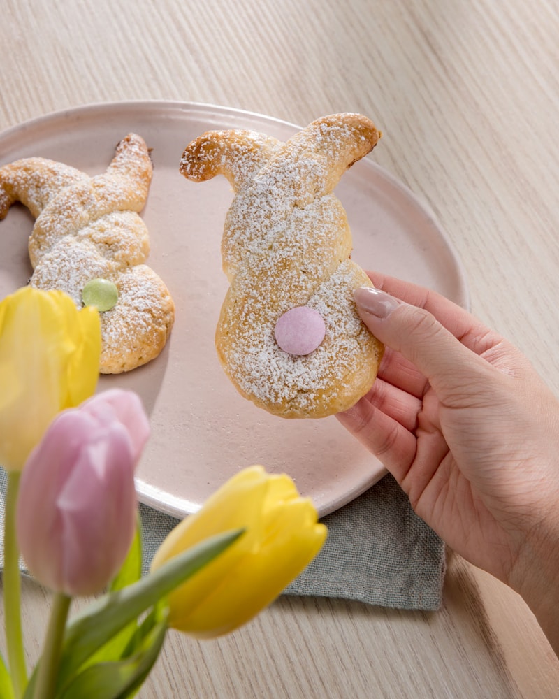 Dieses Bild zeigt die fertigen Osterhasen aus Mürbeteig.