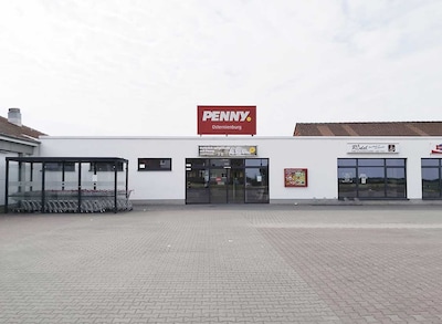 Sie sehen den Eingang vom Penny Markt in Osternienburg, Ernst-Thaelmann-Str. 37
