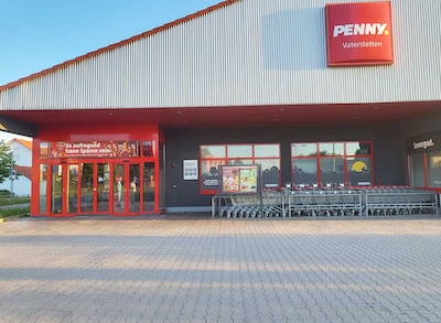 Sie sehen den Eingang vom Penny Markt in Vaterstetten, Johann-Sebastian-Bach-Straße 48