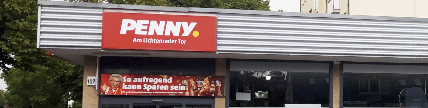Sie sehen den Eingang vom Penny Markt in Berlin-Lichtenrade Goethestr. 64-66