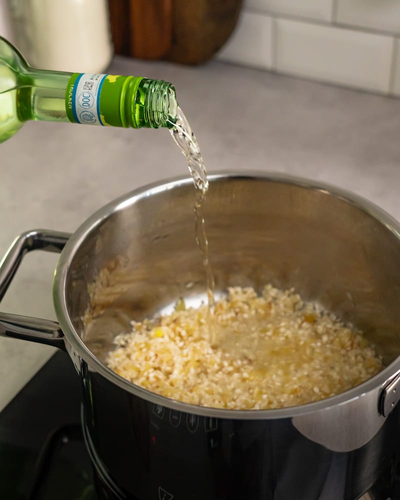 Dieses Bild zeigt wie der Wein in den Topf gegeben wird.