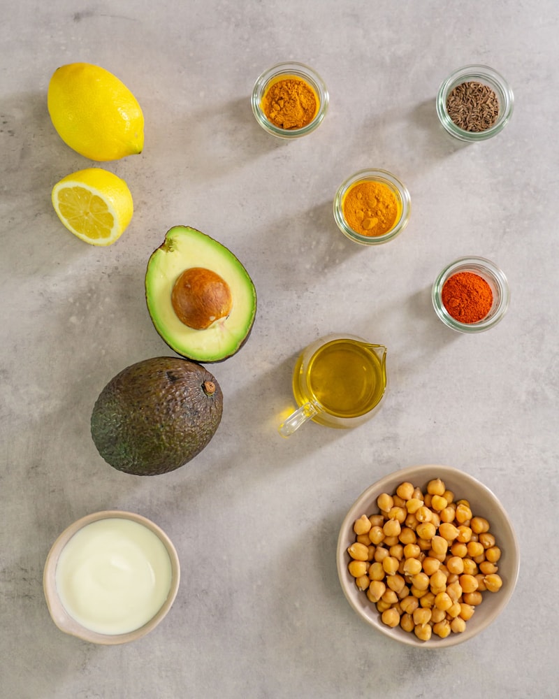 Dieses Bild zeigt die Zutaten für die gegrillte Avocado.