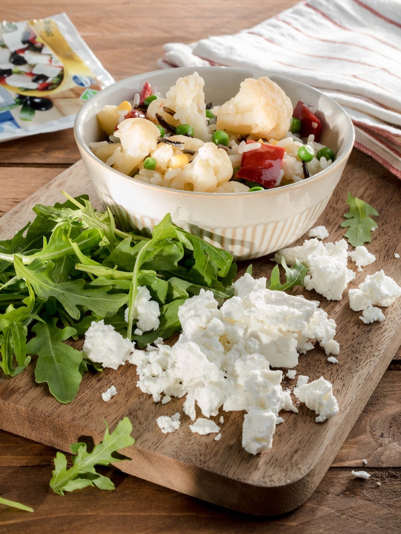 Auf diesem Bild siehst du zerkrümelten Feta.