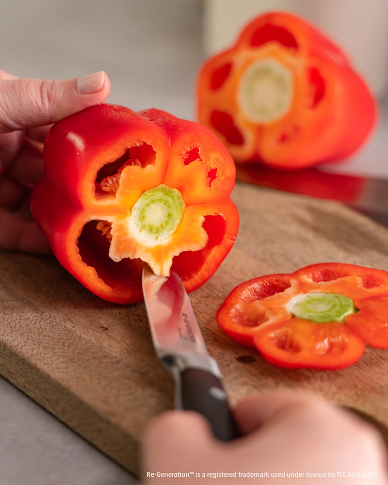 Auf diesem Bild wird der Strunk der Paprika entfernt.