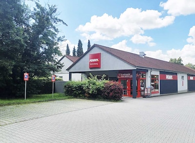 Sie sehen den Eingang vom Penny Markt in Wartenberg, Strogenstr. 18