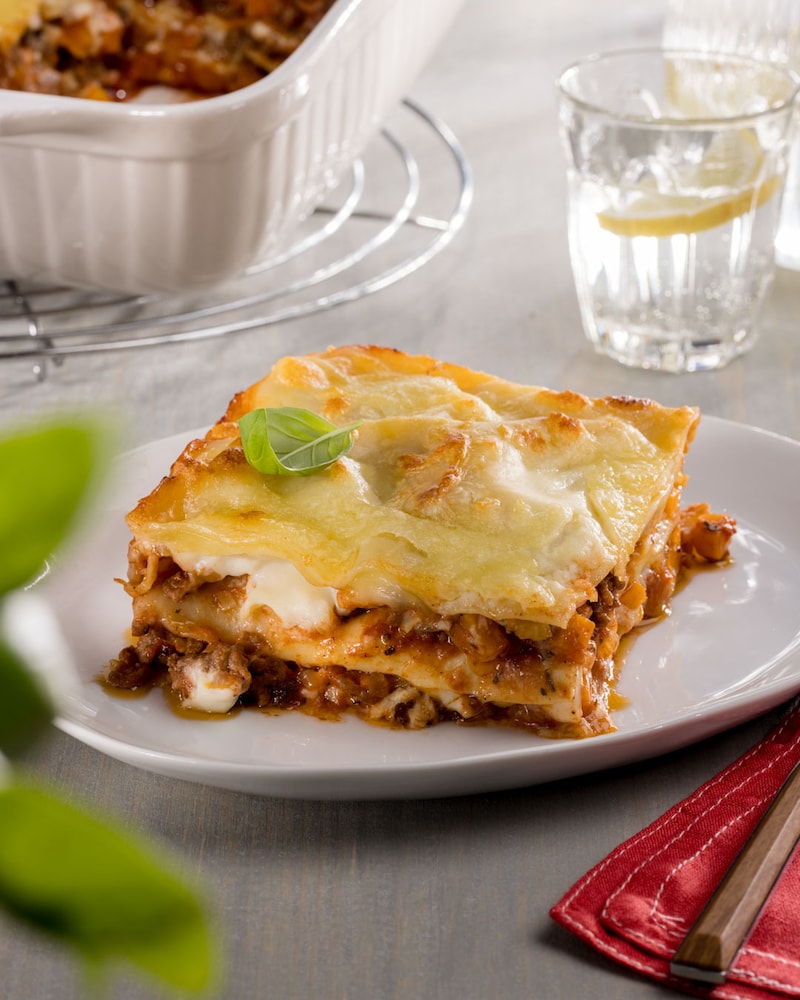 Dieses Bild zeigt, ein fertiges Stück Lasagne.