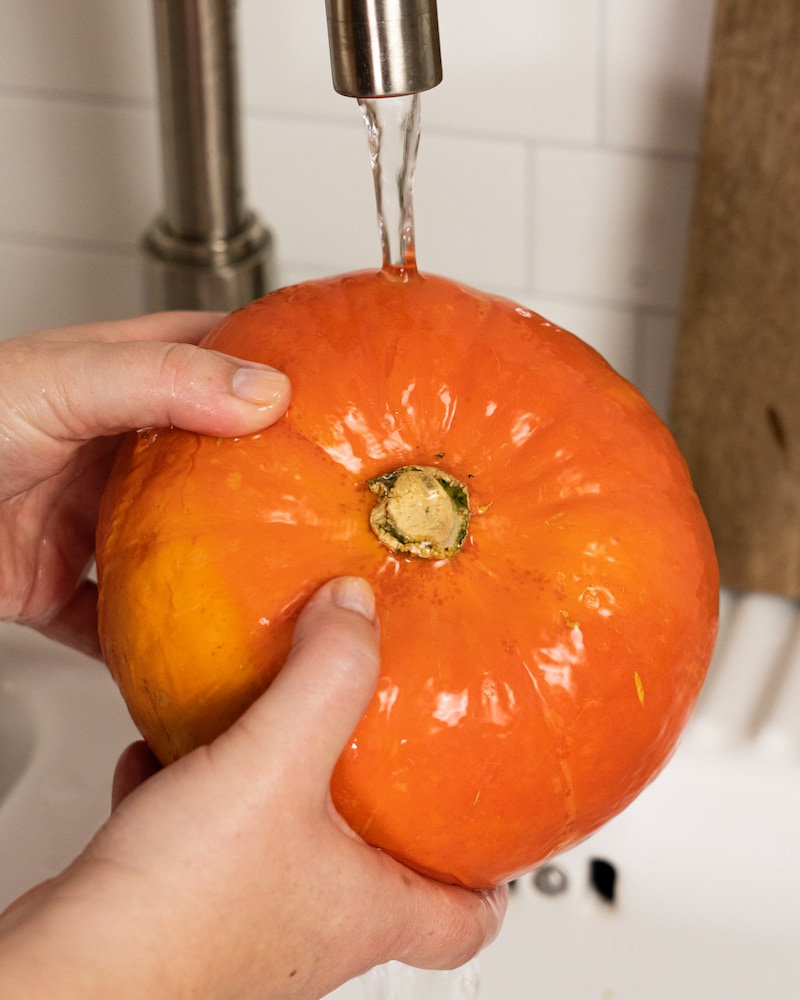 Auf diesem Bild siehst du wie der Kürbis gewaschen wird.