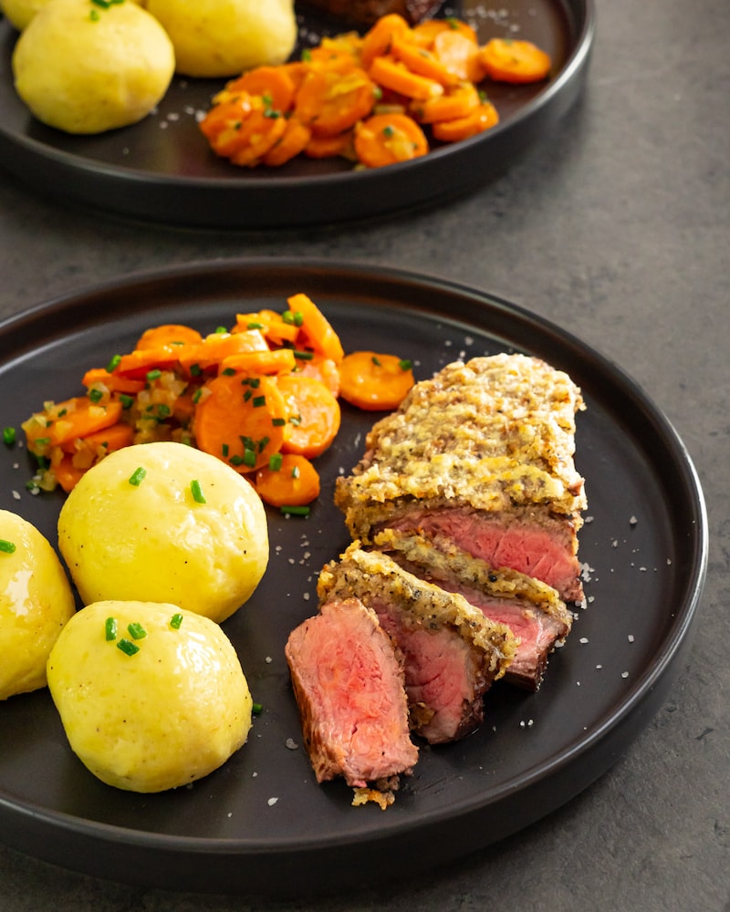 Dieses Bild zeigt das fertige Rindersteak mit Käse-Pfeffer-Kruste.