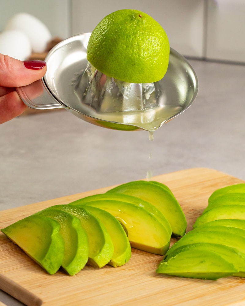 Dieses Bild zeigt wie die Avocado mit Limettensaft übergossen wird.