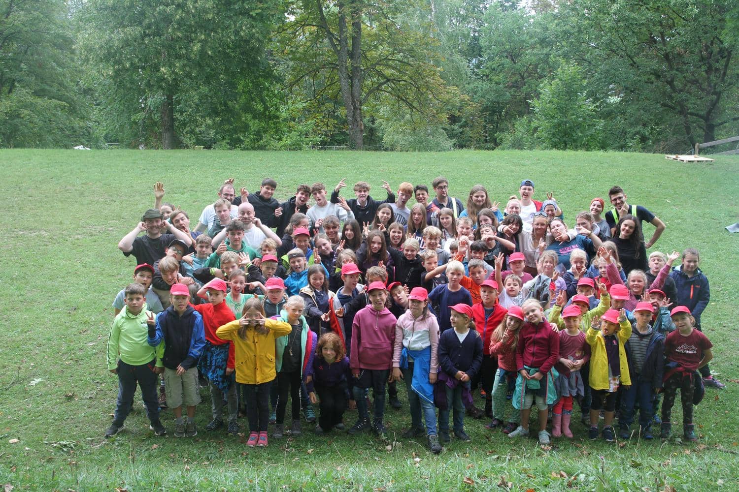 Kinder und Vereinsmitglieder laecheln in die Kamera