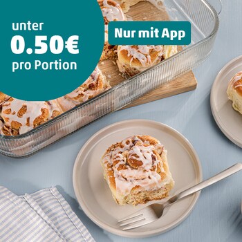 Dieses Bild zeigt wie die Schnecken mit Zuckerguss übergossen werden.