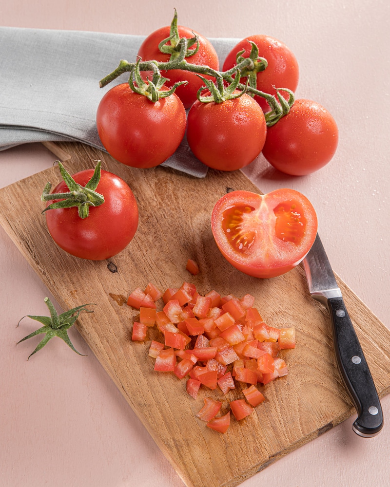 Dieses Bild zeigt gehackte Tomaten.