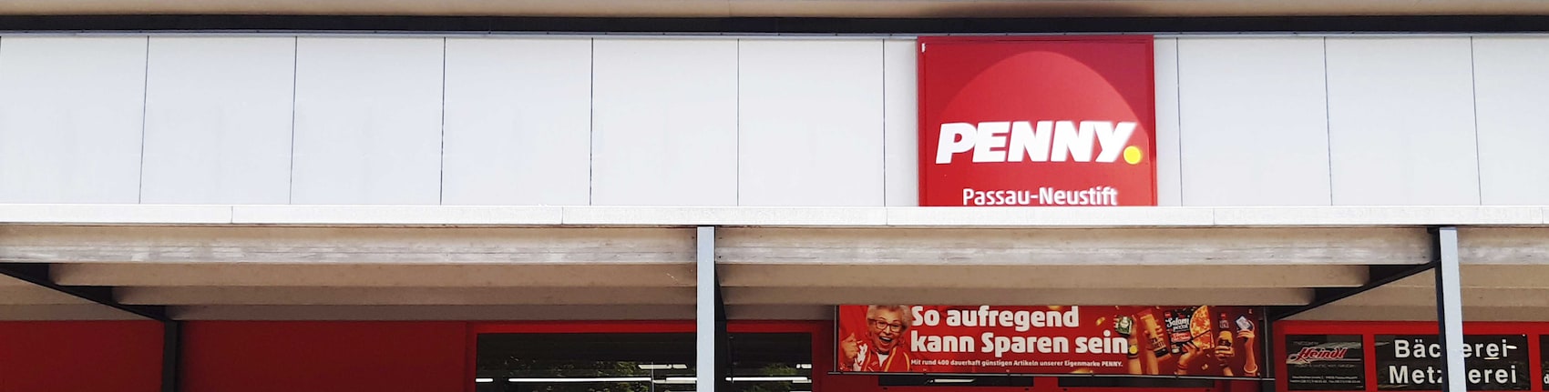 Sie sehen den Eingang vom Penny Markt in Passau Max-Matheis-Strasse 2A