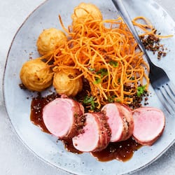 Festtagsfilet mit Möhrenstroh und Kartoffel-Krönchen