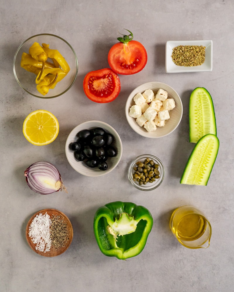 Dieses Bild zeigt die Zutaten für den griechischen Salat.