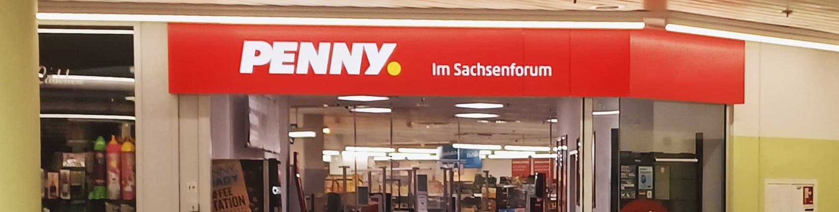 Sie sehen den Eingang vom Penny Markt in Dresden Merianplatz 3