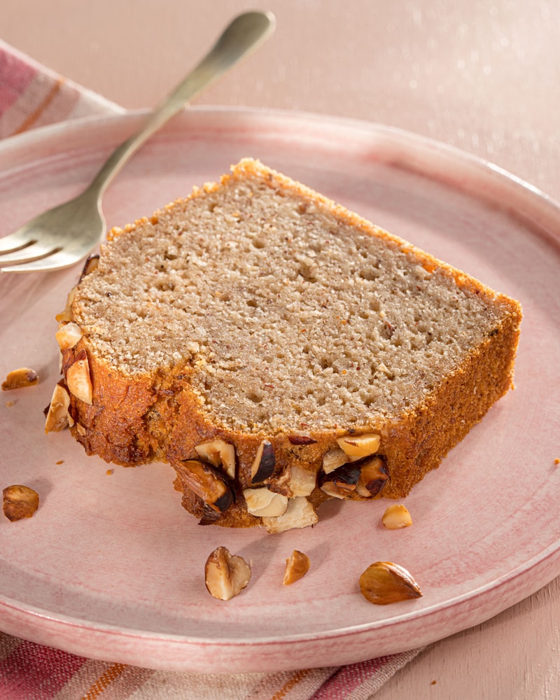 Dieses Bild zeigt ein Stück von dem fertigen Bananenbrot.