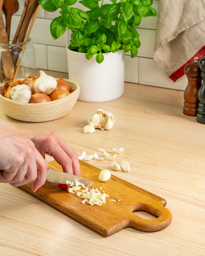 Dieses Bild zeigt wie der Knoblauch geschnitten wird.