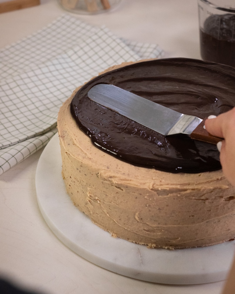 Dieses Bild zeigt das verstreichen des Toppings.